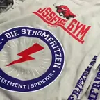 Bedruckte Shirts des Crossfire Gym Wismar mit dem Logo der Stromfritzen