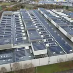 Luftaufnahme: Fabrikdach vollständig mit Solarmodulen belegt