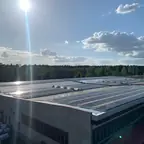 Luftaufnahme: Gewerbedach mit Solarmodulen