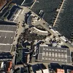 Luftaufnahme: Hafenanlage mit Solarmodulen auf den Gebäudedächern