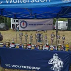 Pavillon des MC Woltersdorf mit Pokalen und dem Banner der Stromfritzen